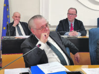 L’ex presidente non molla e chiama Meloni: «Arianna allarmata per quanto sta accadendo»