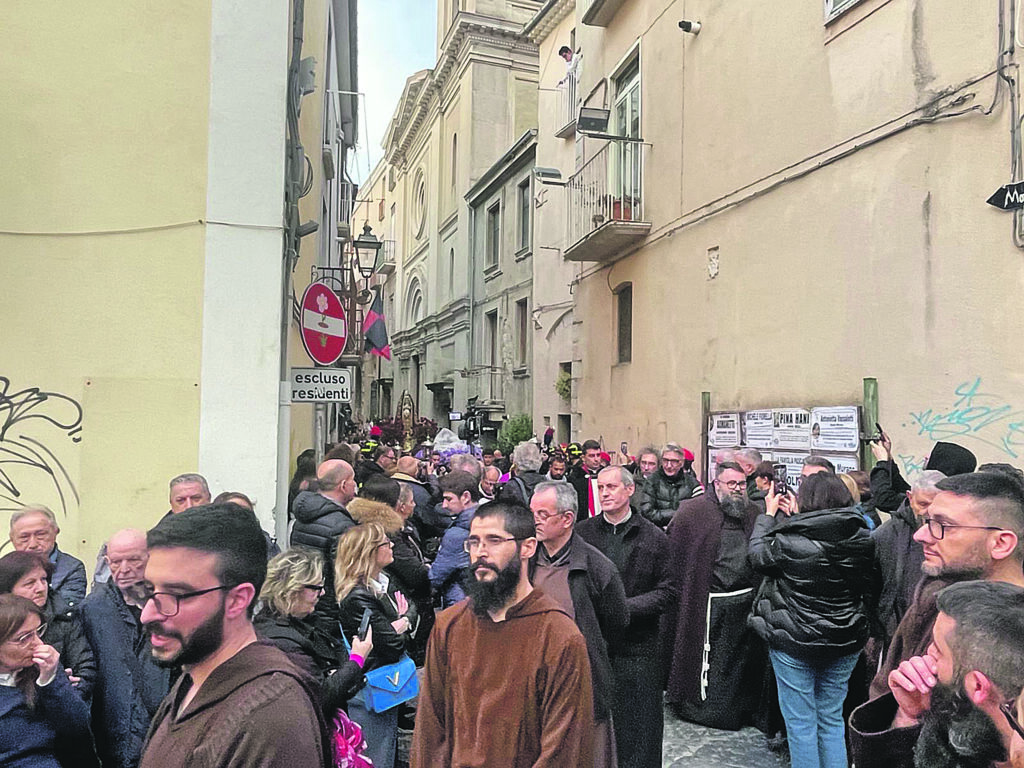 Campobasso. Scippa una catenina d’oro ad un 46enne durante la processione, arrestato