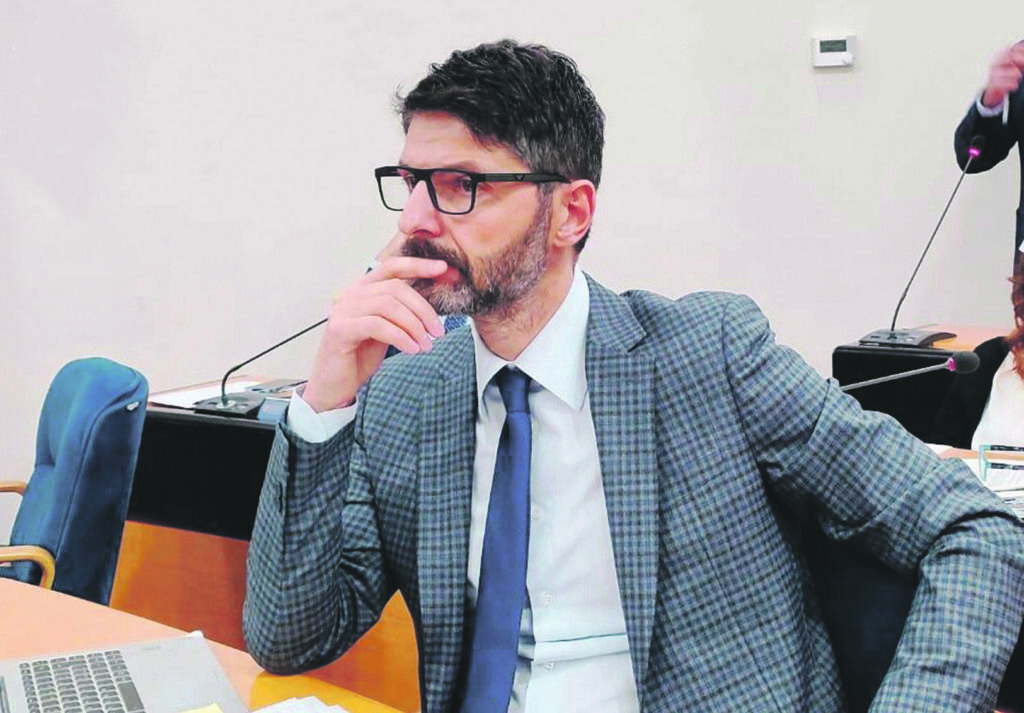 Sanzioni per chi cambia gruppo, il ddl Gravina anti trasformismo