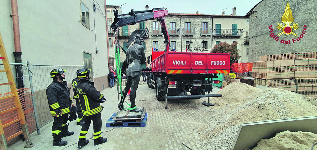 Pietrabbondante. I Vigili del fuoco rimuovono la statua del Guerriero Sannita