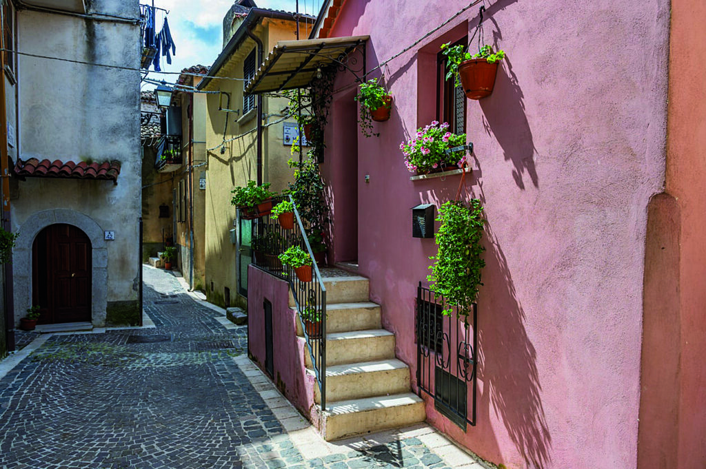 Fondi a chi vuole ripopolare i borghi, revocato l’avviso: soldi destinati ad altre misure