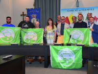 La costa termolese si tinge di verde, consegnati agli stabilimenti balneari i vessilli assegnati dai pediatri