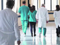 Stipendi inadeguati e condizioni “ostili”, perciò i medici fuggono dagli ospedali