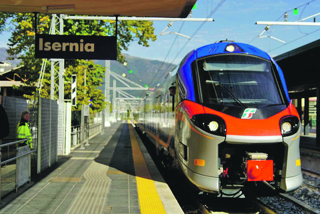 Ferrovie, cambiano i collegamenti con Napoli: treni via Aversa da aprile