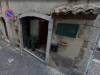 Campobasso. Cena da incubo nel borgo: minacciano il titolare con le forbici e lo rapinano, arrestati