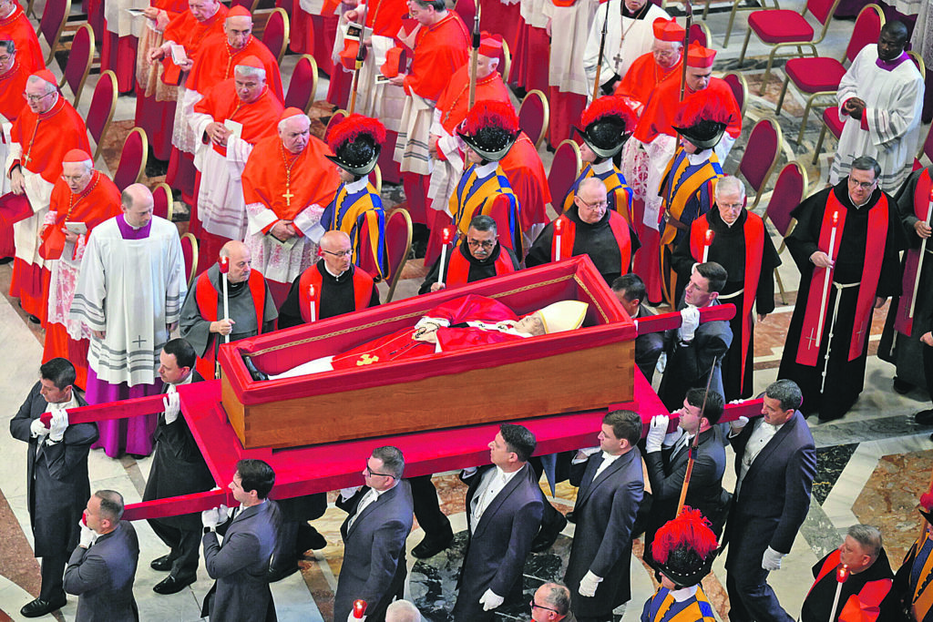 The body of Pope Francis is carried into St. Peters Basilica, Vatican City, April 23 2025. Catholics and well-wishers will pay their respects to the spiritual leader, who died on Monday aged 88, until his funeral on Saturday in the plaza in front of the basilica. ANSA / ALESSANDRO DI MEO POOL (bara aperta)
