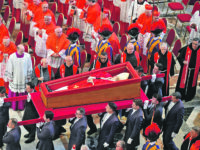 The body of Pope Francis is carried into St. Peters Basilica, Vatican City, April 23 2025. Catholics and well-wishers will pay their respects to the spiritual leader, who died on Monday aged 88, until his funeral on Saturday in the plaza in front of the basilica. ANSA / ALESSANDRO DI MEO POOL (bara aperta)
