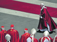Papa Francesco cammina davanti ad alcuni cardinali dopo una messa per la Pentecoste, 9 giugno 2019 (AP Photo/Gregorio Borgia)