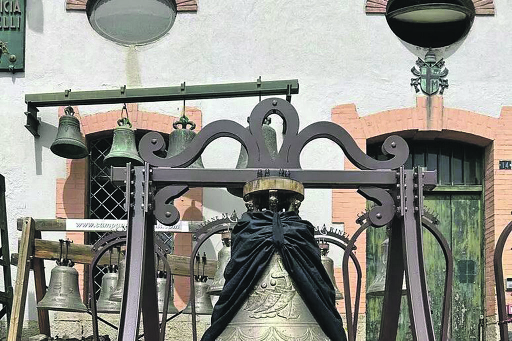 Campana del Giubileo avvolta nel drappo nero