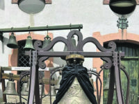 Campana del Giubileo avvolta nel drappo nero