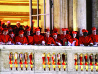 Due fumate al giorno fino all’habemus papam