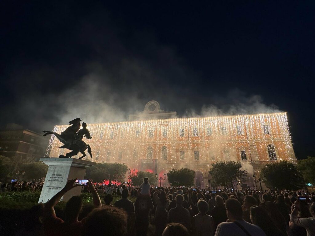 Fuoco e luci, l’incendio di Palazzo San Giorgio lascia tutti a bocca aperta