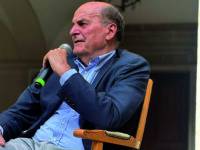 Bersani a Isernia: «Centrosinistra federato per battere Meloni, basta pettinare le bambole»