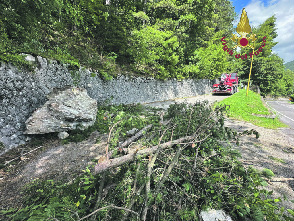Massi sulla Provinciale: necessario l’intervento dei Vigili del fuoco