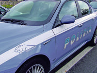 27enne ubriaco blocca le auto e aggredisce gli agenti: arrestato