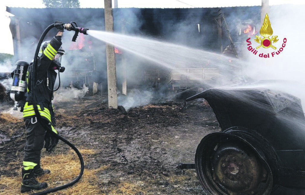 Capannone in fiamme a Cercemaggiore, distrutti due trattori e 120 rotoballe