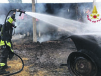 Capannone in fiamme a Cercemaggiore, distrutti due trattori e 120 rotoballe