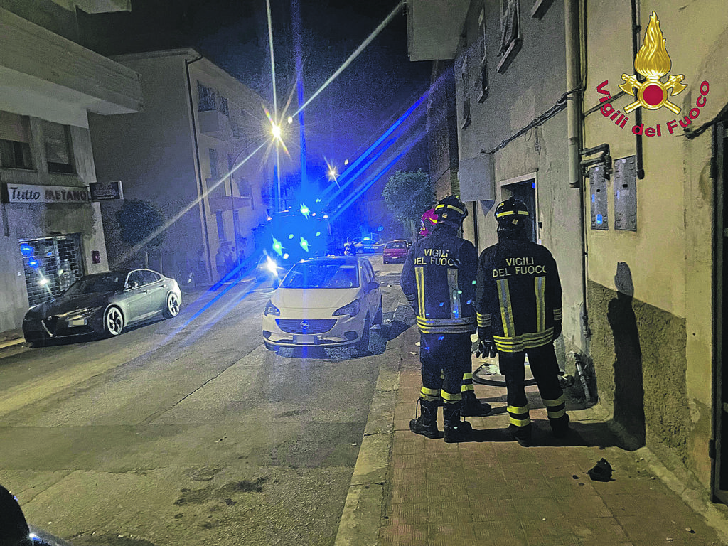 Prende l’auto dei genitori e si schianta contro i veicoli in sosta, minore nei guai