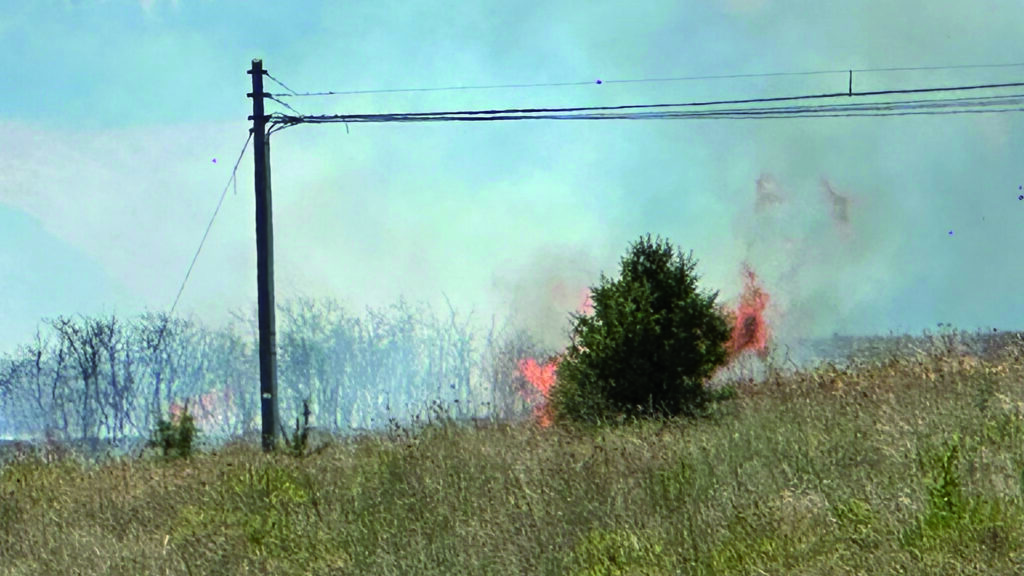 Giornata di fuoco sulla costa, chiusa la SS 87