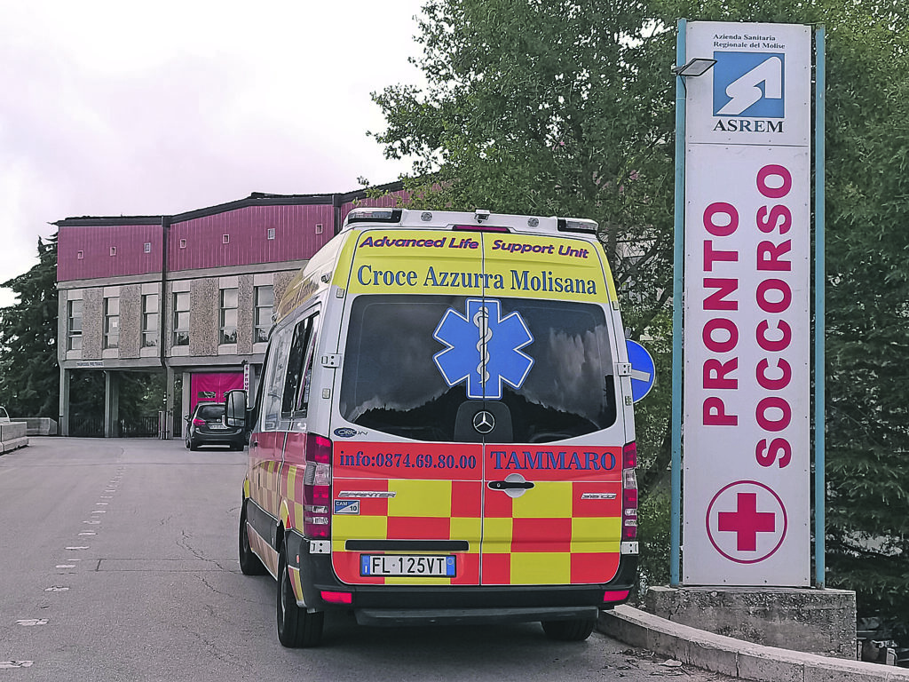 In reparto letti vuoti, al Ps barelle piene: caso al Cardarelli