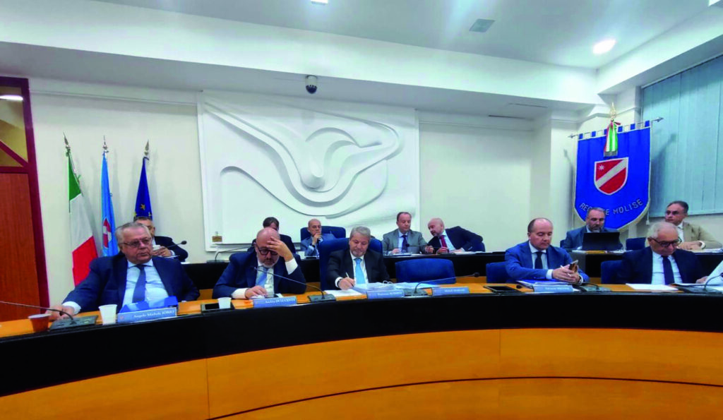 Mozione su Gaza bocciata mentre fuori va in scena la protesta