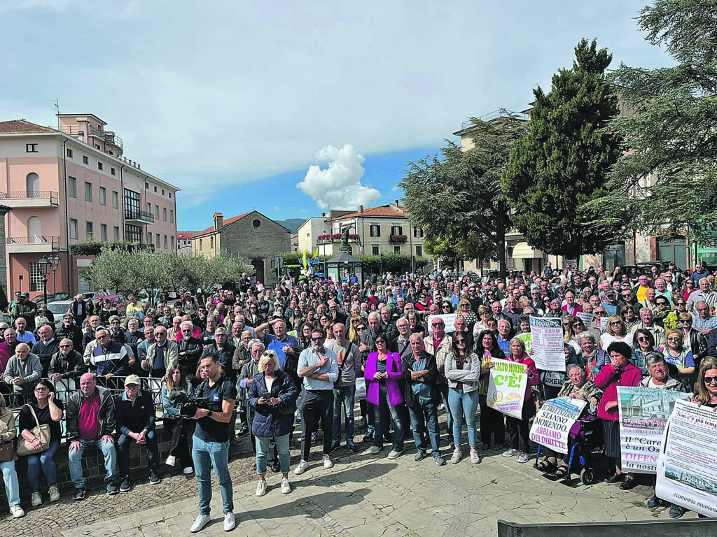 Torna la piazza, guanto di sfida ai commissari: l’ospedale non si tocca