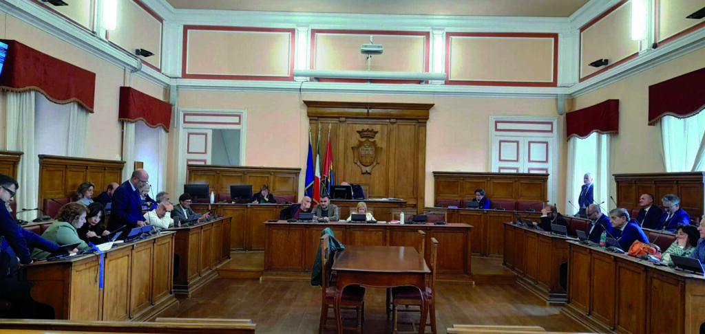 Seduta fiume in Consiglio, sulla Sea lo scontro non si placa