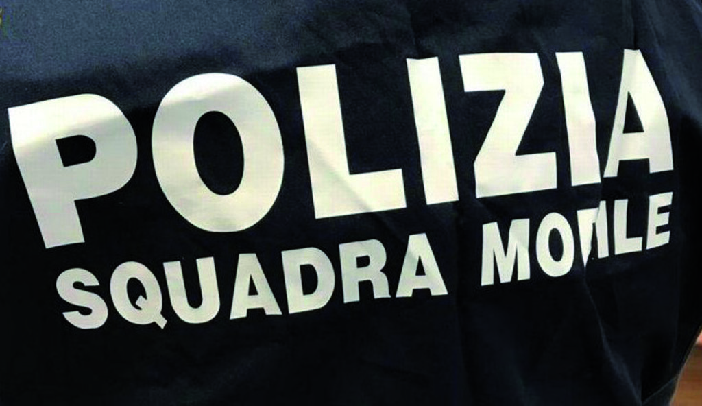 Con la droga negli slip, giovane donna in manette