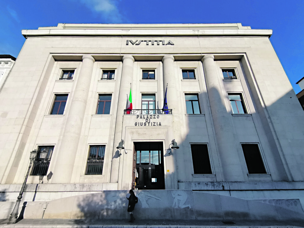 Molesta 14enne all’uscita da scuola, scatta l’obbligo di firma per un 50enne