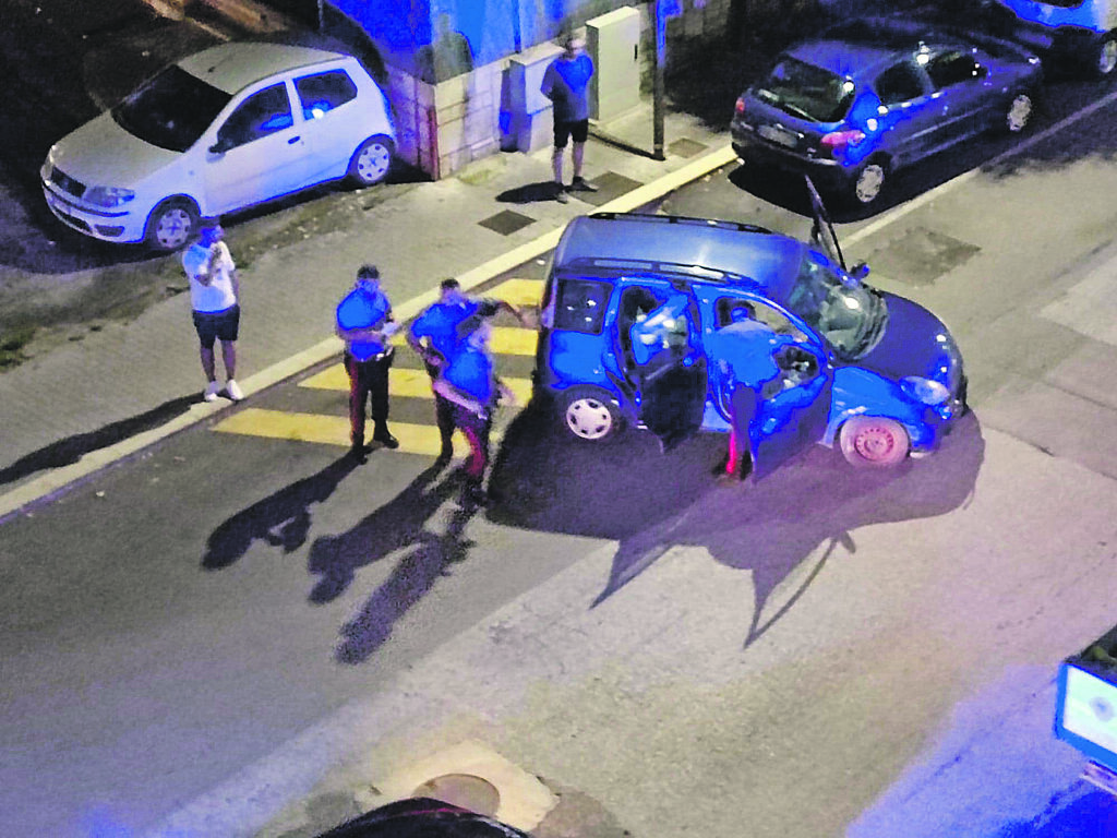 Inseguimento nella notte, 19enne senza patente travolge auto in sosta e fugge a piedi