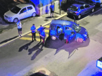 Inseguimento nella notte, 19enne senza patente travolge auto in sosta e fugge a piedi