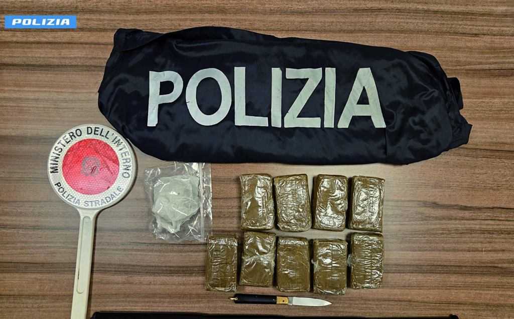 Con 1 chilo di hashish e armi in auto, arrestato