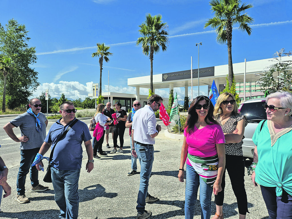 Sit-in al Responsible: «Nessuna soluzione, noi restiamo qui»