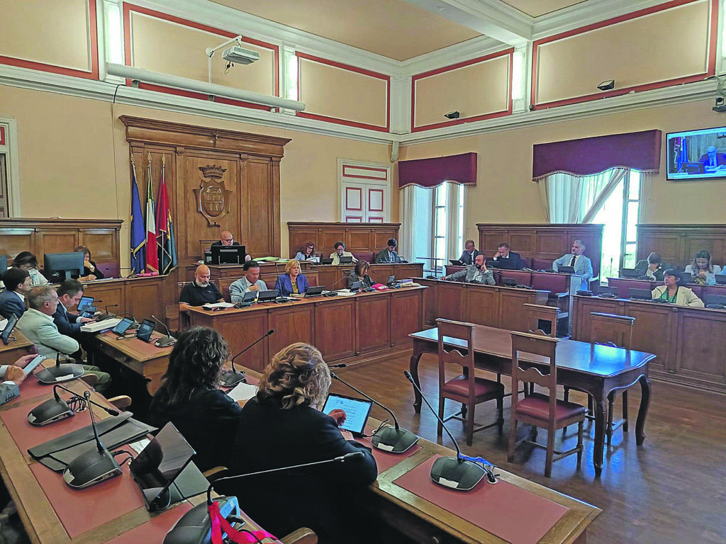 Il Consiglio riparte: scintille su nomine, piscina e scuole