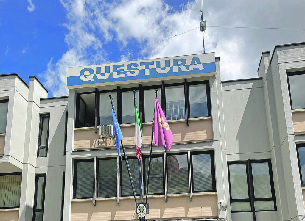 Maltrattamenti, minacce e furto: tunisino irregolare rimpatriato