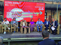 Dal palco dell’Avanti bordate a Meloni: «Diritti dei popoli soppressi, governo afono»