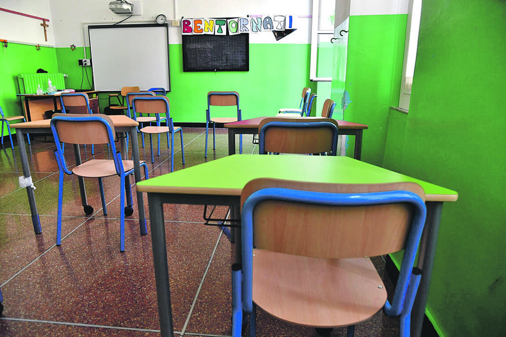 La classe dove mancavano i banchi, dove questo pomeriggio sono arrivati e installati nell'aula della scuola Mazzini, dopo la polemiche per la foto dei ragazzi inginocchiati diffusa via social. ANSA/LUCA ZENNARO