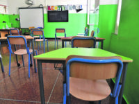 La classe dove mancavano i banchi, dove questo pomeriggio sono arrivati e installati nell'aula della scuola Mazzini, dopo la polemiche per la foto dei ragazzi inginocchiati diffusa via social. ANSA/LUCA ZENNARO