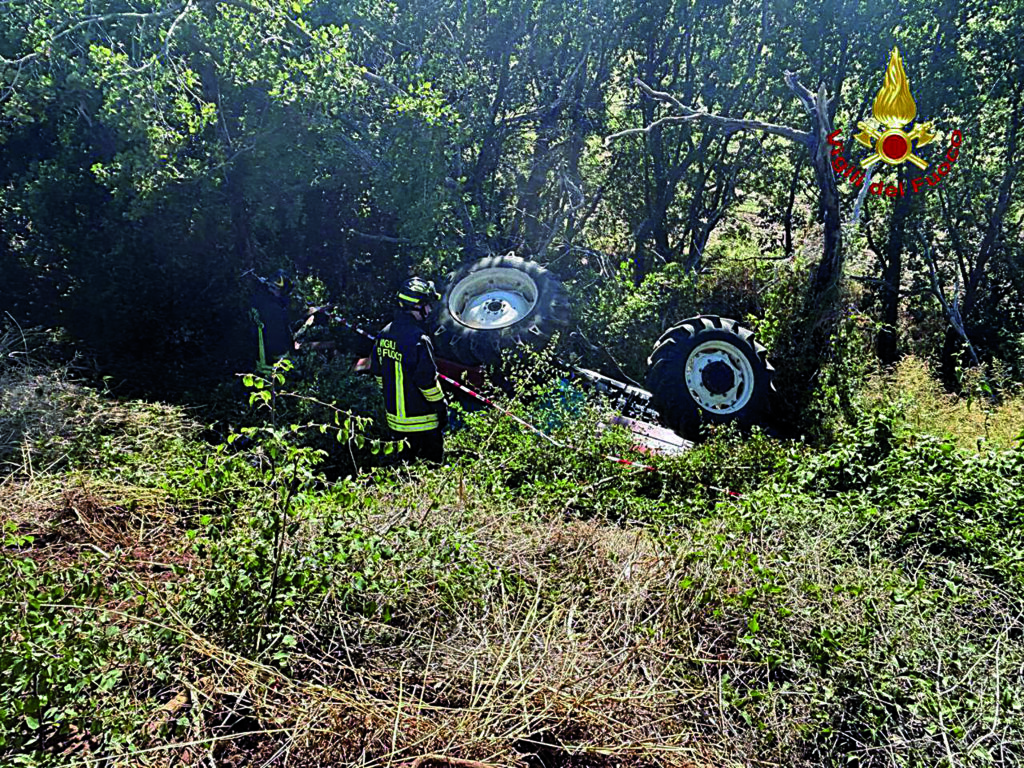 Si ribalta il trattore, muore un coltivatore 49enne