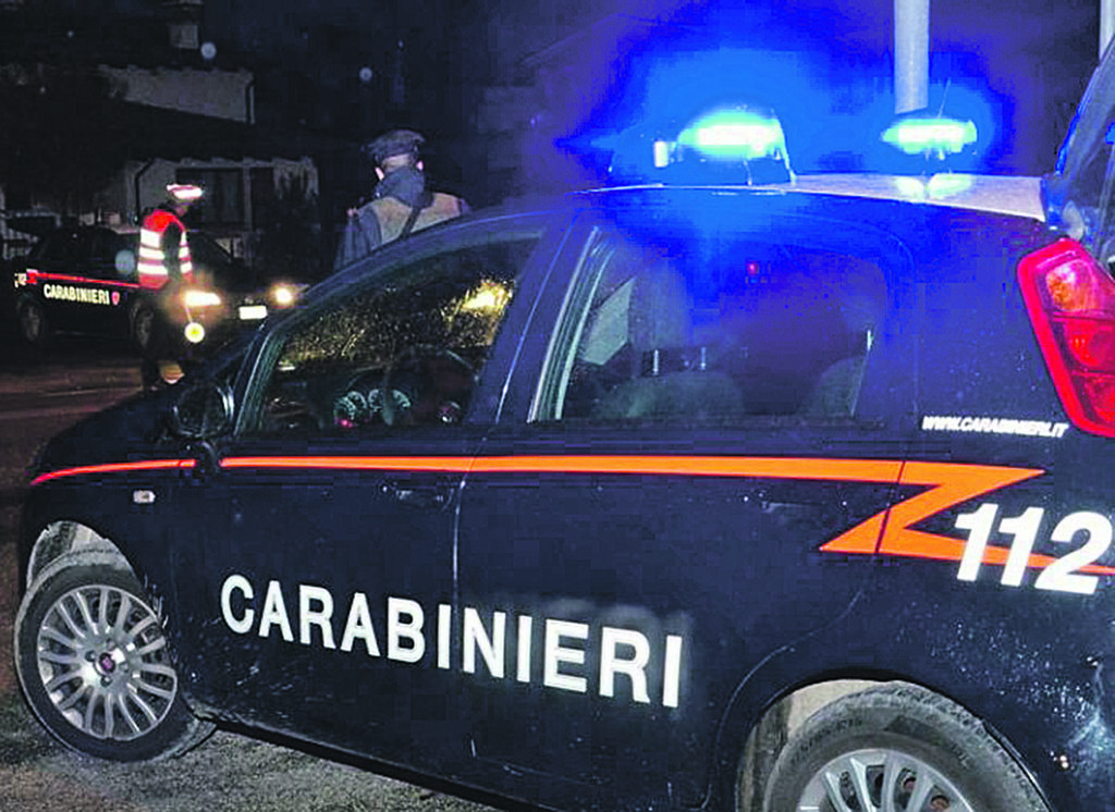 Sfonda la porta e aggredisce l’ex compagna: arrestato