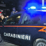Sfonda la porta e aggredisce l’ex compagna: arrestato