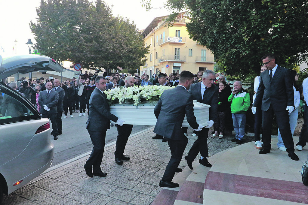 Strage di Paupisi, in centinaia per l’ultimo saluto a Elisa e Cosimo