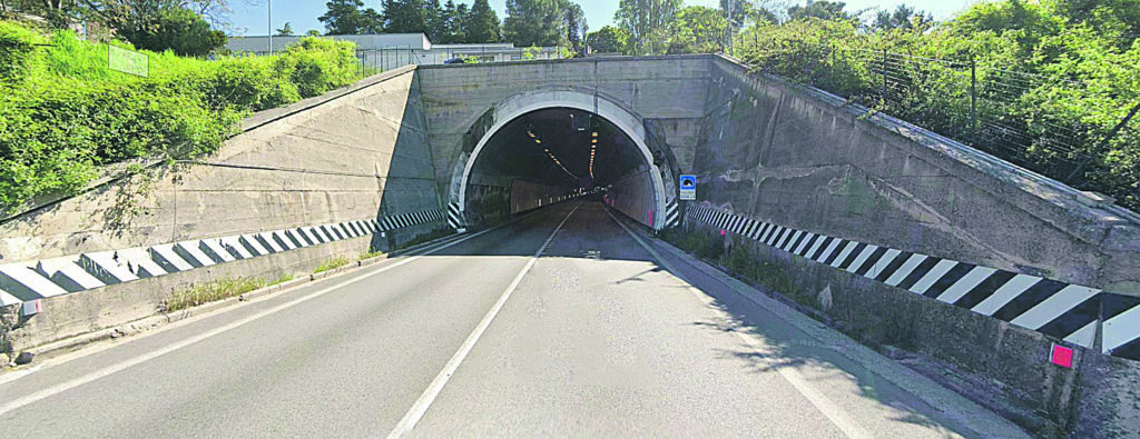 Colpito parabrezza del bus sostitutivo, tragedia sfiorata: illesi tutti i passeggeri