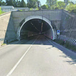 Colpito parabrezza del bus sostitutivo, tragedia sfiorata: illesi tutti i passeggeri