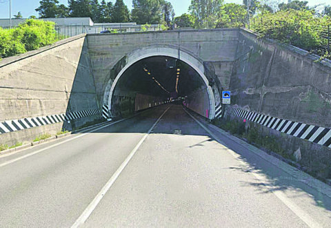 Colpito parabrezza del bus sostitutivo, tragedia sfiorata: illesi tutti i passeggeri