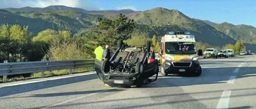Incidente sulla Strada statale 17, automobilista fugge dopo lo schianto