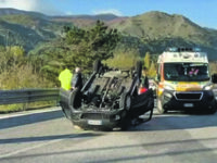 Incidente sulla Strada statale 17, automobilista fugge dopo lo schianto