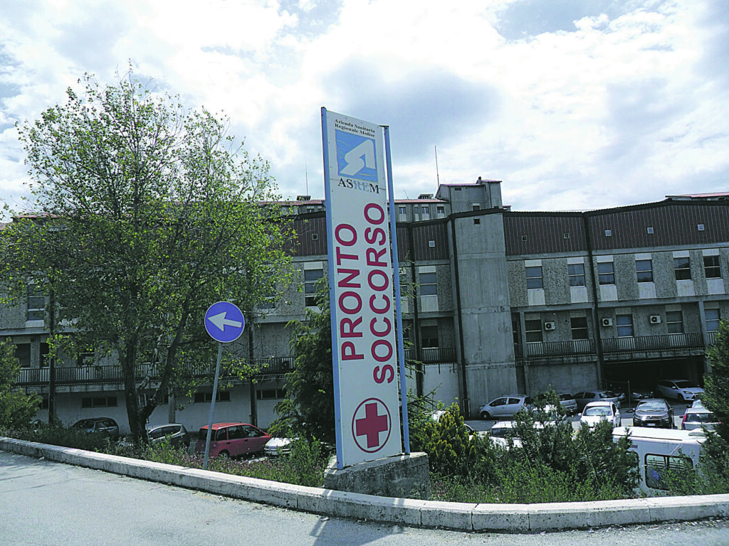 Molestano pazienti e medici, Caos al Ps: interviene la Polizia