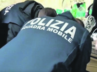 Spacciavano cocaina e crack in casa: due coppie nei guai