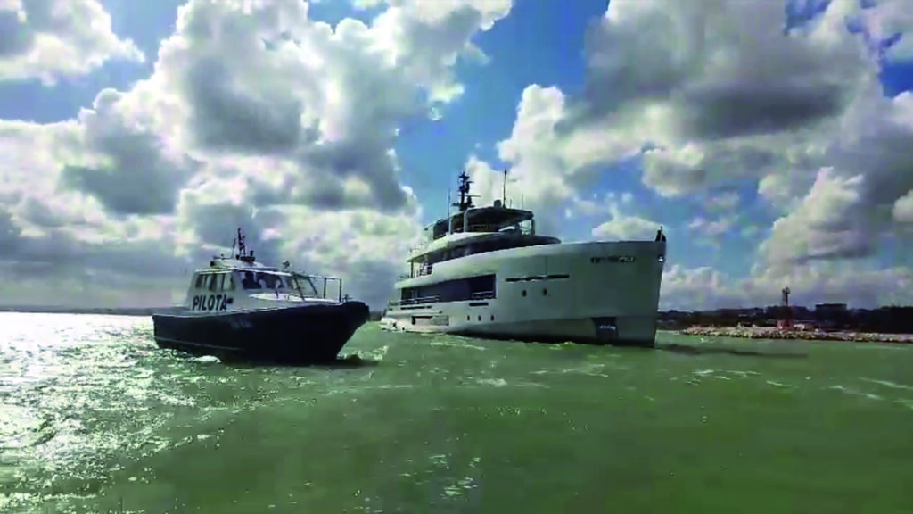 Un maxi yacht di 45 metri va in avaria al largo delle Tremiti